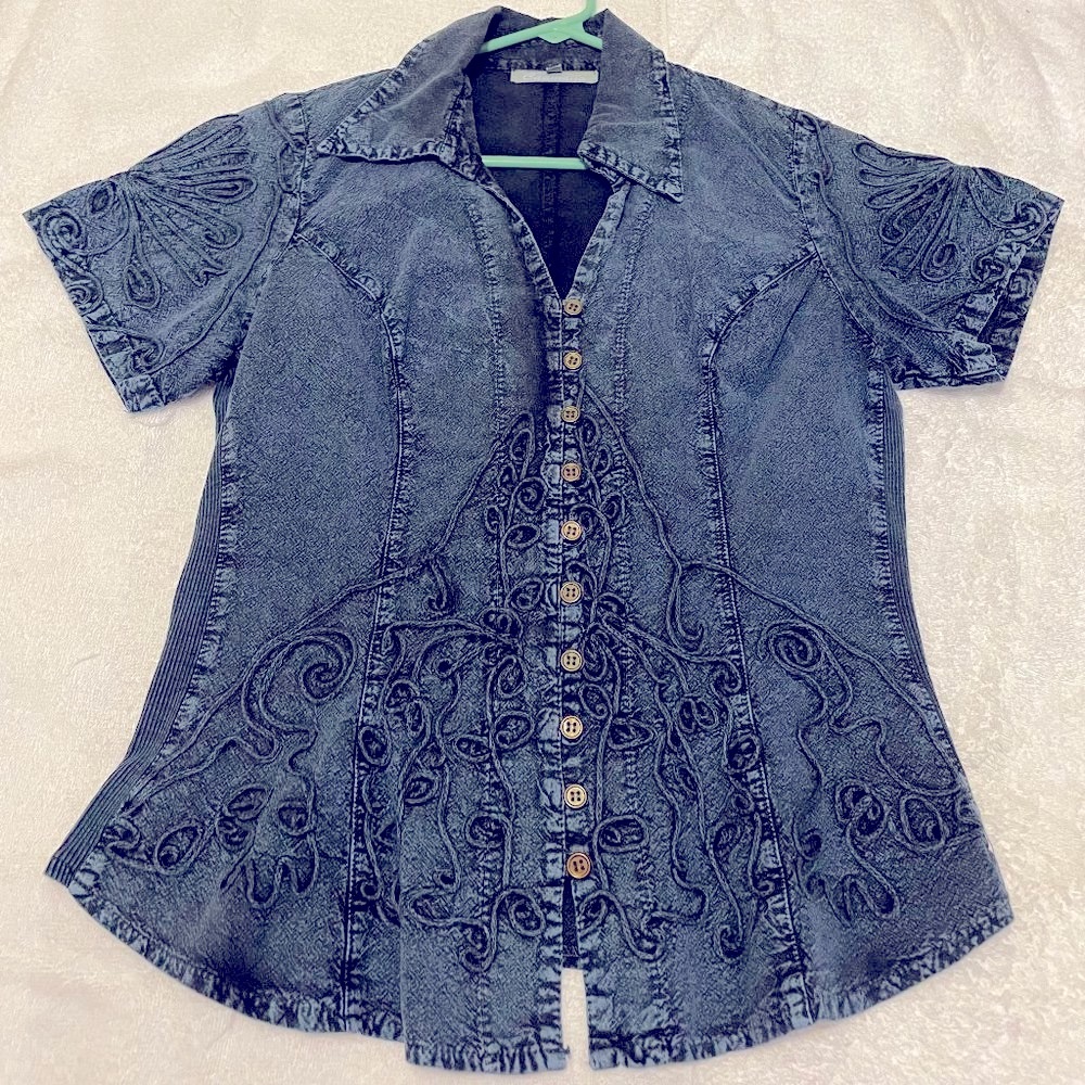 Caamano boutique stretchy denim medium wash top